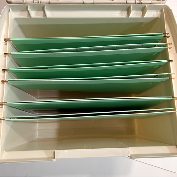 Portable Plastic Storage Box With Handle - Picture 11 of 12